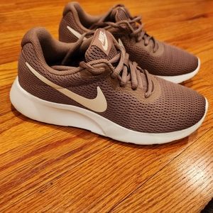 WOMEN Nike Tanjun. EUC